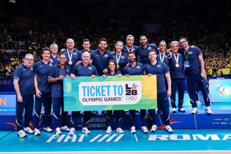 Comissão técnica comemorando a vaga para Los Angeles 2028