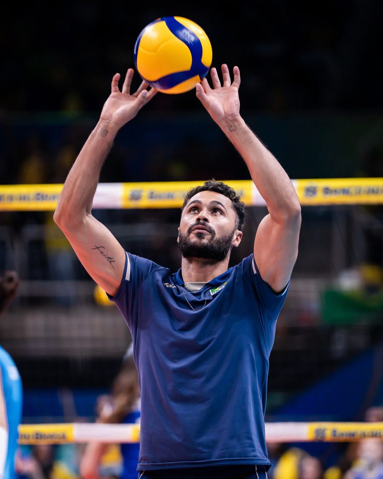 Treinador levantando a bola em quadra